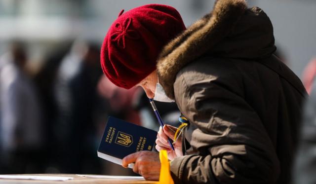 Женщина с украинским паспортом