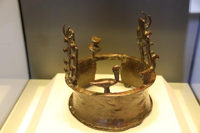 Медная корона с двумя грифами, двумя решетками и рогами