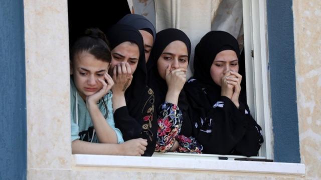 Палестинские дети на оккупированном Западном берегу наблюдают за похоронной процессией