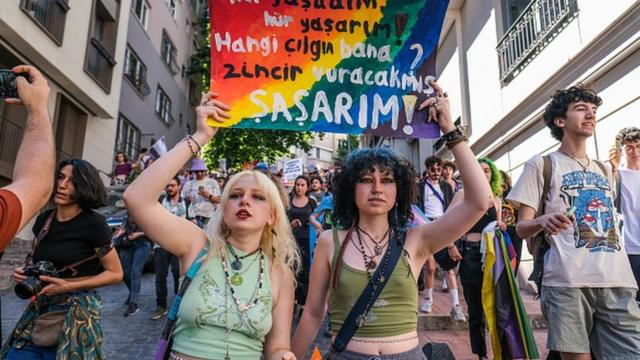 Несмотря на запреты властей в прошлом году в Стамбуле все же состоялся гей-парад