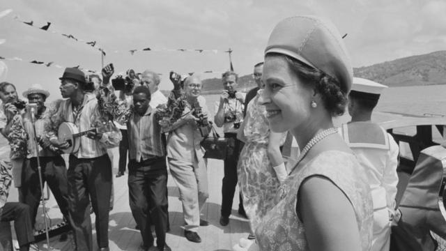 Королева Елизавета II во время путешествия по Карибскому региону в 1966 году