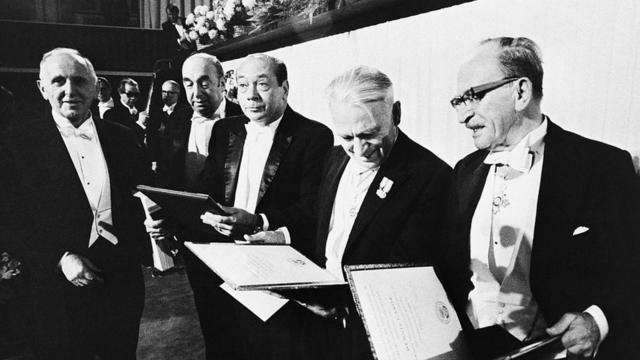 Нобелевские лауреаты 1971 года Пабло Неруда, Денис Габор, доктор Герхард Герцберг, доктор Саймон Кузнец и доктор Эрл Сазерленд