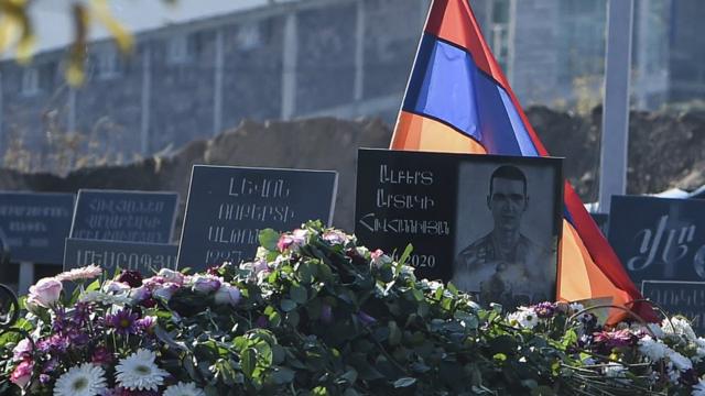 свежие могилы на военном кладбище в Ереване, 12 ноября