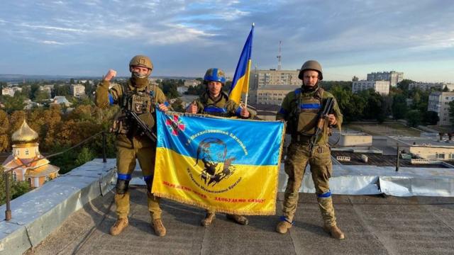 Военные с украинским флагом