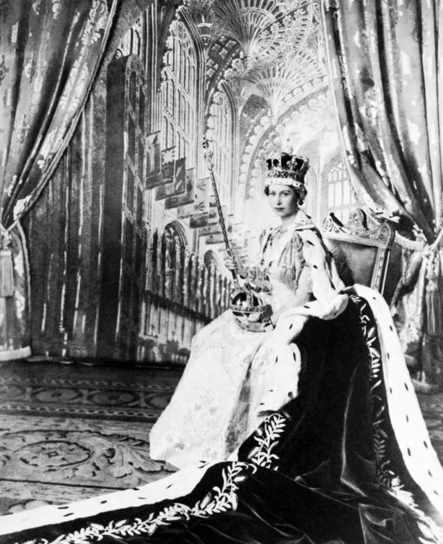 Фотография королевы Елизаветы II после коронации.