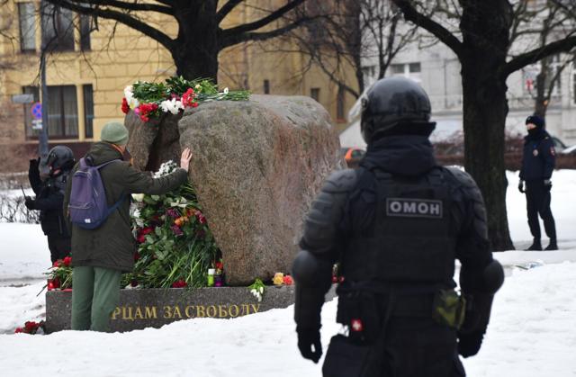 У Соловецкого камня в Петербурге