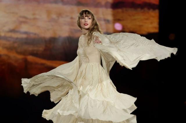 Ca sĩ Taylor Swift đã gia nhập câu lạc bộ tỷ phú Forbes sau một năm thành công vang dội về danh hiệu và thương mại
