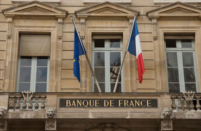 Флаги на банке Франции