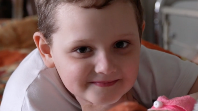 Портрет шестирічного хлопчика, який вижив після касетного обстрілу Чернігова