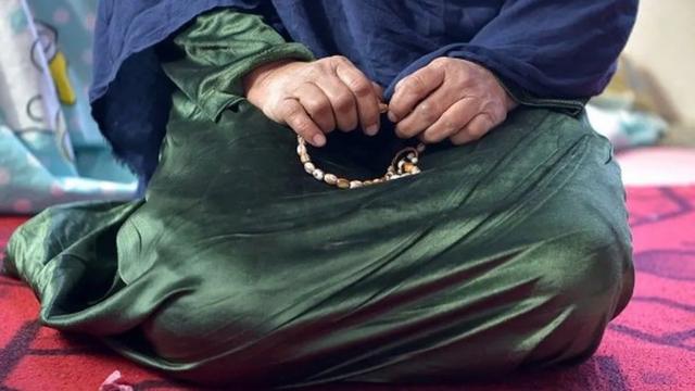 Афганская женщина в традиционной одежде, ее лица не видно