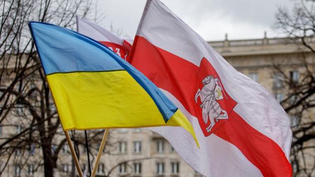Український та білоруський прапори