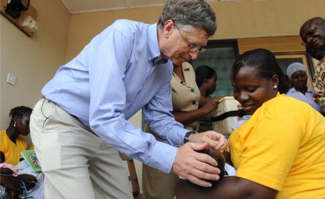 Гейтс делает прививку ребенку в Гане в 2013 году