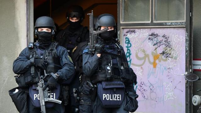 Police officers with machine guns during a raid linked to the Green Vault (Gruenes Gewoelbe) burglary
