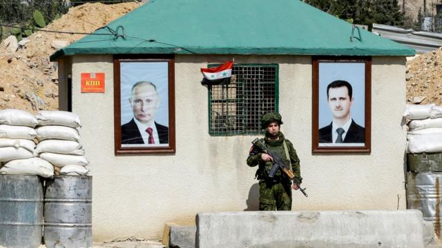 военный пост с фотографиями Путина и Асада