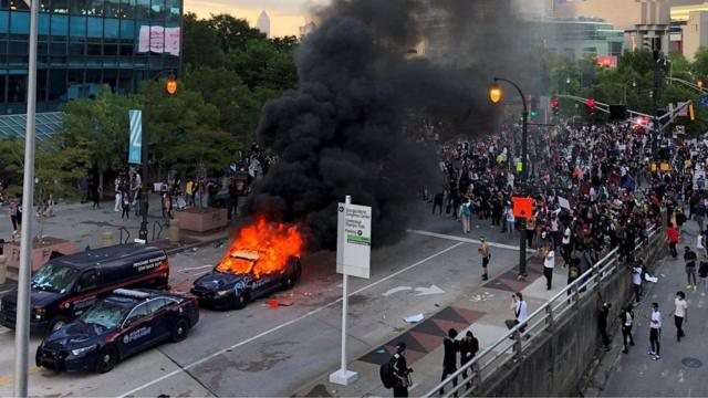 В Атланте, штат Джорджия, протестующий подожгли полицейскую машину около штаб-квартиры Си-эн-эн