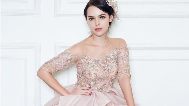 Модель в платье цвета розового золота