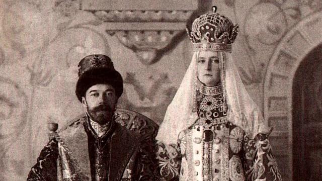 Николай II и Александра Федоровна в карнавальных костюмах на балу в честь 300-летия дома Романовых.