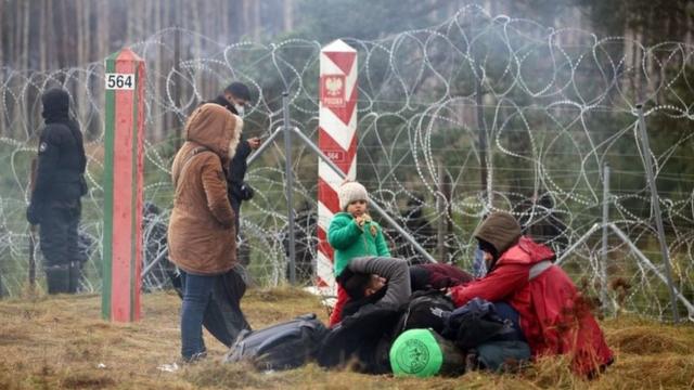 Беженцы с детьми на польско-белорусской границе 8 ноября 2021 г