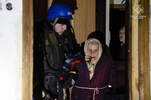 Обломки ракет и взрывная волна повредили дома в нескольких районах Киева