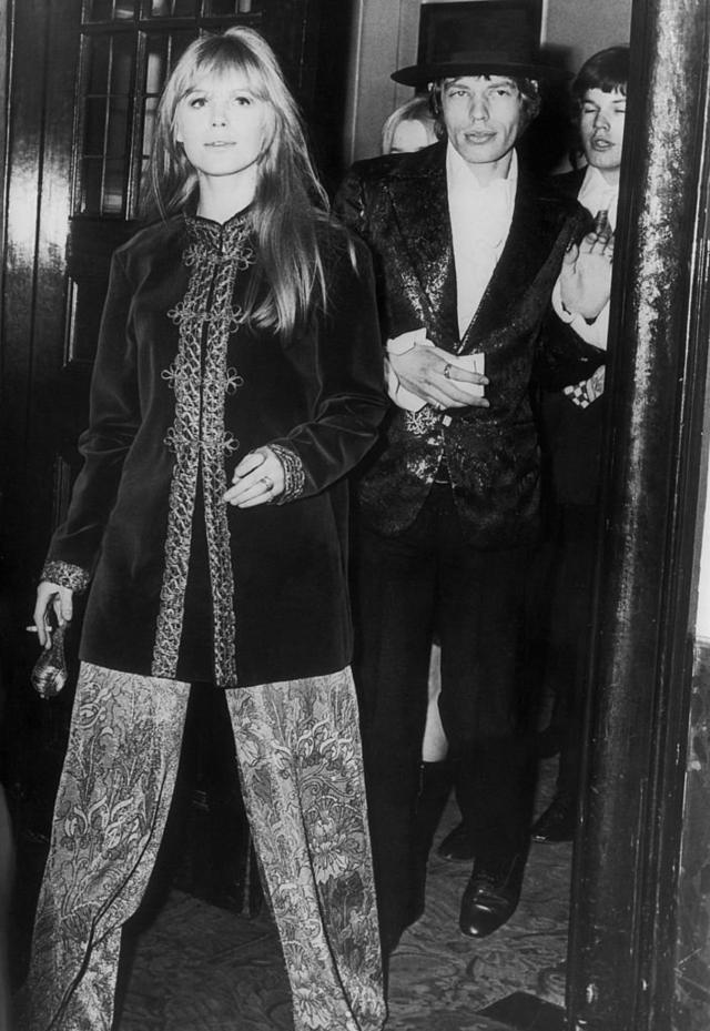 Марианна Фейтфулл и Мик Джаггер в лондонском театре Ковент-гарден на премьера балета Ролана Пети "Потерянный рай" с Марго Фонтейн и Рудольфом Нуриевым. 24 февраля 1967 г.