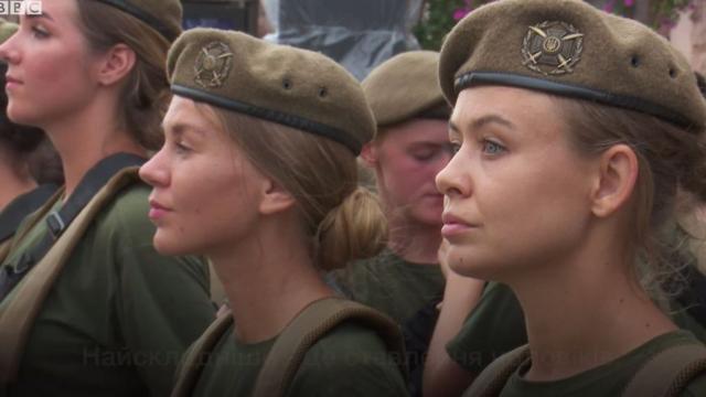 Женщины-военные принимают участие в параде впервые