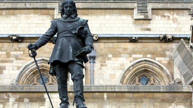 Статуя Кромвеля у британского парламента.