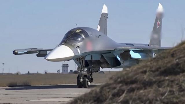 Российский самолет в Украине перед ударом по "Азовстали"