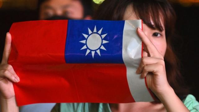 Женщина с тайваньским флагом