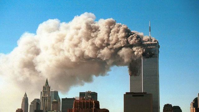 Горящие башни Всемирного торгового центра в Нью-Йорке 11 сентября 2001 года