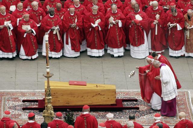 Кардинал Ратцингер руководил похоронами Иоанна Павла II