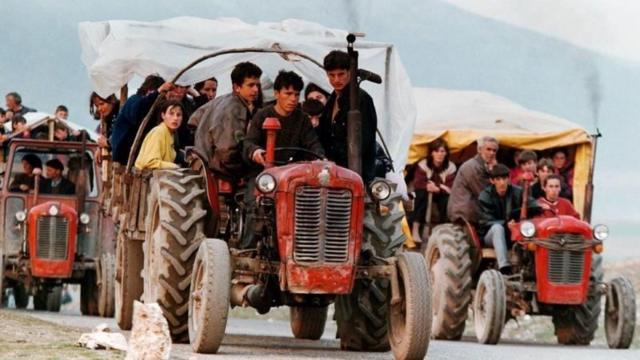Fin 1998, plus de 300 000 Kosovars avaient fui leurs foyers, selon l'OTAN.