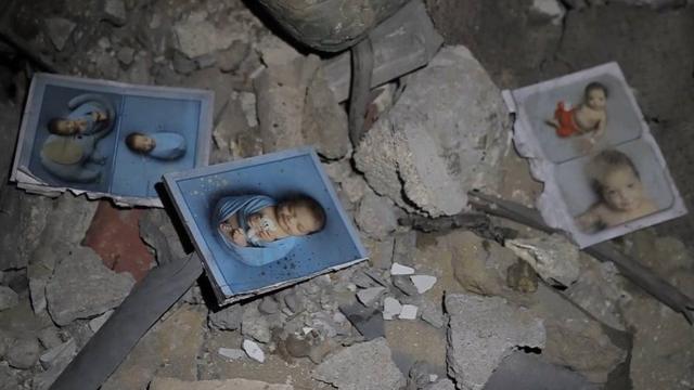 Общий снимок пяти фотографий младенца, разбросанного по развалинам церкви Святого Порфирия в городе Газа