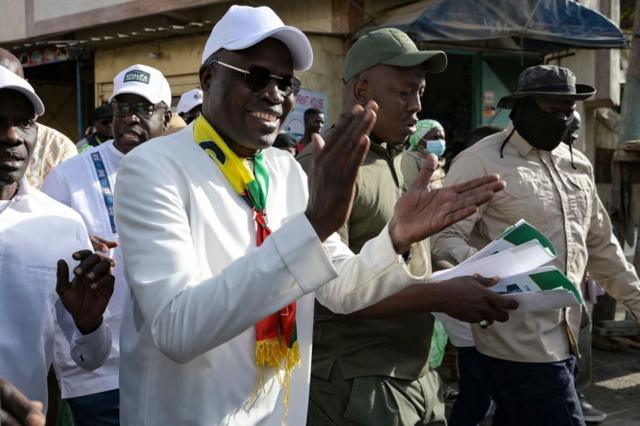 L'ex maire de Dakar salue ses partisans lors d'une tournée dans plusieurs quartiers de la capitale dans le cadre de sa campagne politique pour l'élection présidentielle de 2024, à Dakar, le 9 mars 2024. 