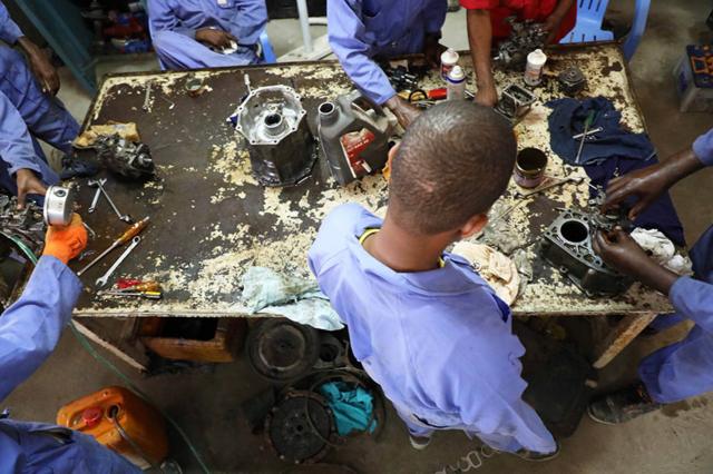 Бывшие боевики учатся ремонтировать автомобили