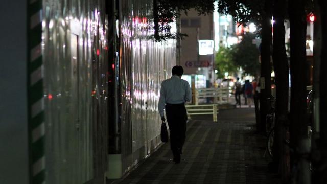 Человек идет по улице в Токио