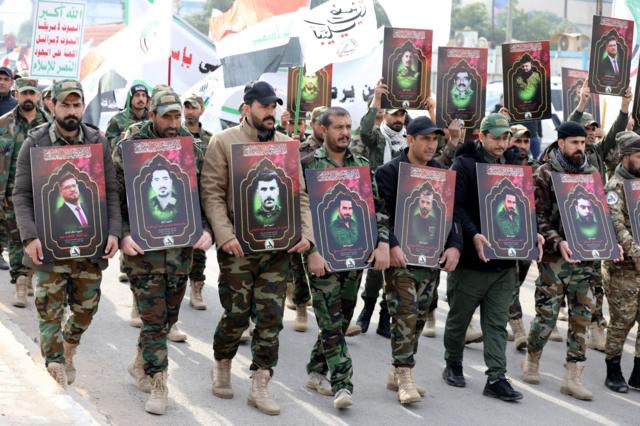 Les forces de mobilisation populaire chiites irakiennes (PMF), soutenues par l'Iran, montrent des images de personnes tuées lors de récentes frappes aériennes américaines.