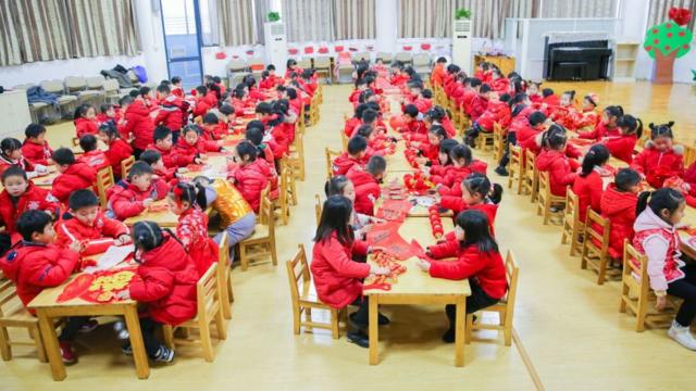 Дети в одной из школ в провинции Цзяньсу. Фотография сделана перед началом новогодних каникул