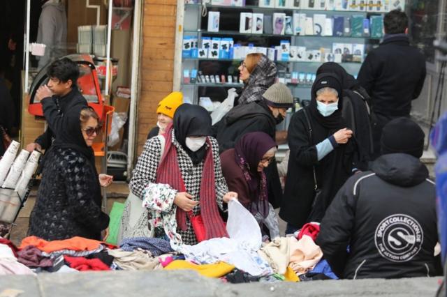 Женщины на базаре в Тегеране