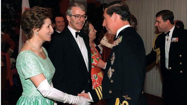 Принц Чарльз приветствует премьер-министра Джона Мейджора и его жену Норму в мае 1995 года