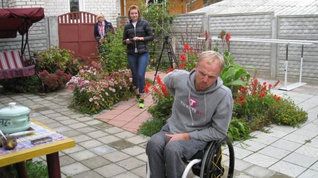 Саша Авдевич, инвалид-колясочник из Белоруссии, во дворе своего дома