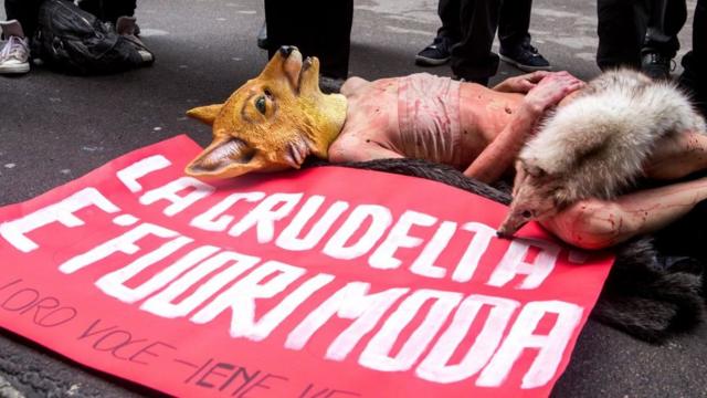"Жестокость вышла из моды" - гласит плакат активистов-защитников прав животных на Миланской неделе моды в феврале 2018 года