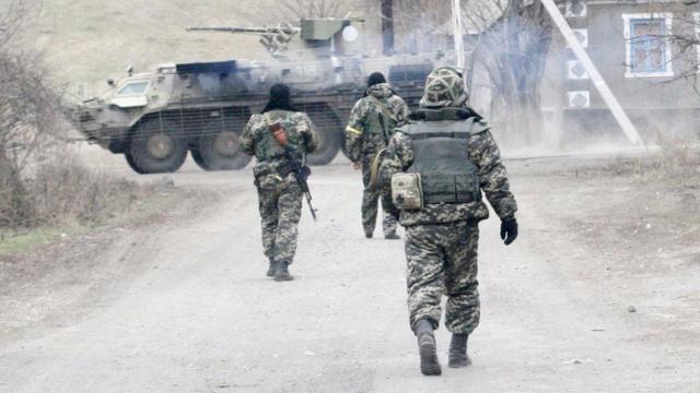 Военные патрулируют деревню