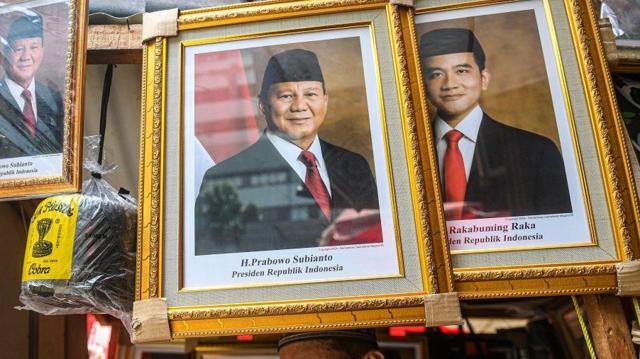 Pedagang menjajakan foto pasangan Prabowo-Gibran sebagai Presiden dan Wakil Presiden 2024-2029 di kawasan Pasar Baru, Jakarta, Selasa (23/4/2024). 