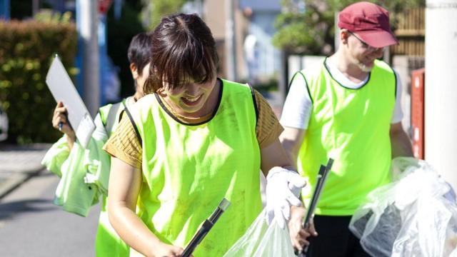 Волонтеры регулярно выходят на уборку улиц (в данном случае - Токио). И как после такого мусорить?