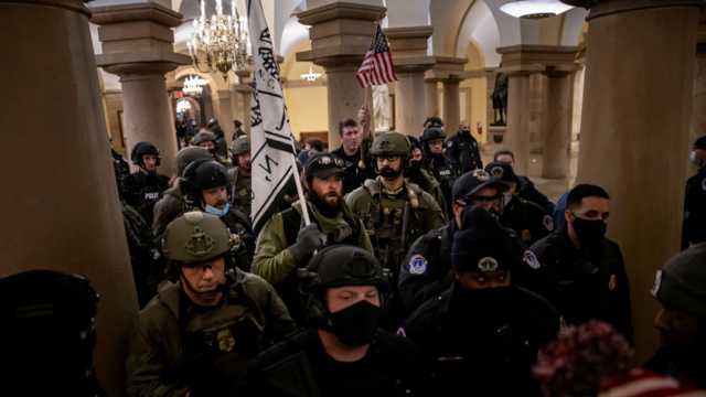 Сторонники Трампа, полиция и военные в здании Капитолия