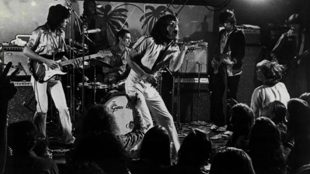 Rolling Stones на сцене крохотного клуба El Mocambo в Торонто во время своего легендарного "секретного" концерта