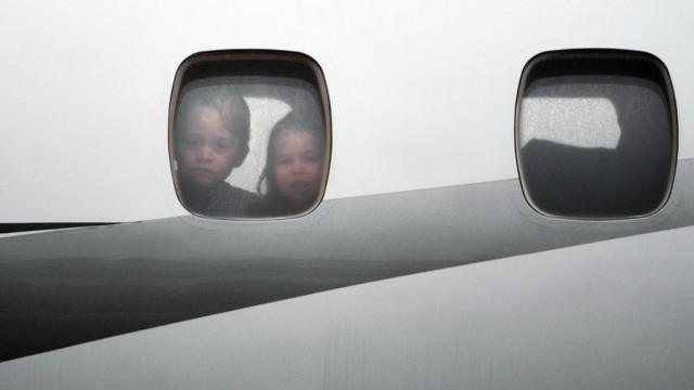 Шарлотта и Джордж в самолете