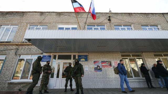 Чоловіки біля військомату у Донецьку