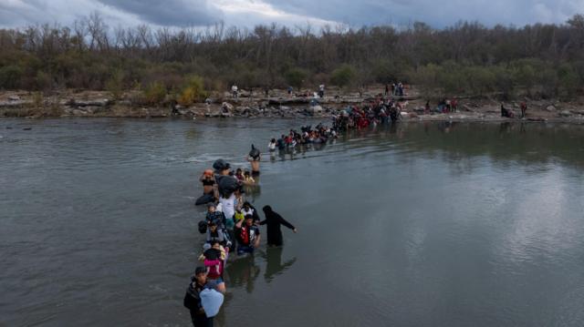 Мигранты переходят Рио-Гранде из Мексики в США 21 декабря 2023 года
