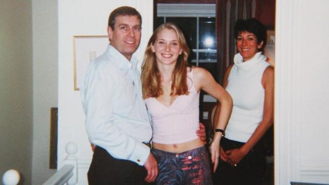 Фотография сделана в Нью-Йорке в 2001 году. На ней (слева направо): принц Эндрю, Вирджиния Джуффре (в девичестве Робертс), Гислейн Максвелл